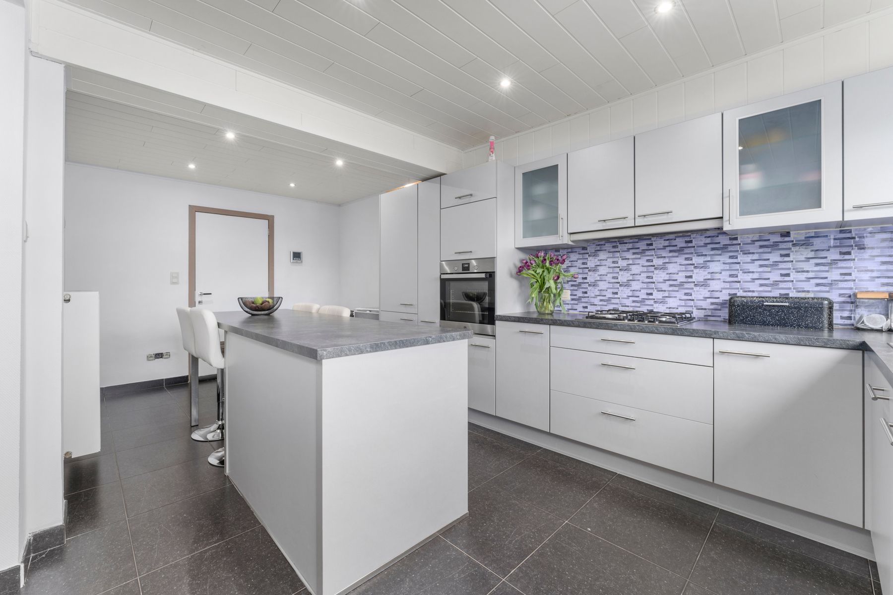 Centraal gelegen gerenoveerde rijwoning met 3 slpk en tuin foto 3