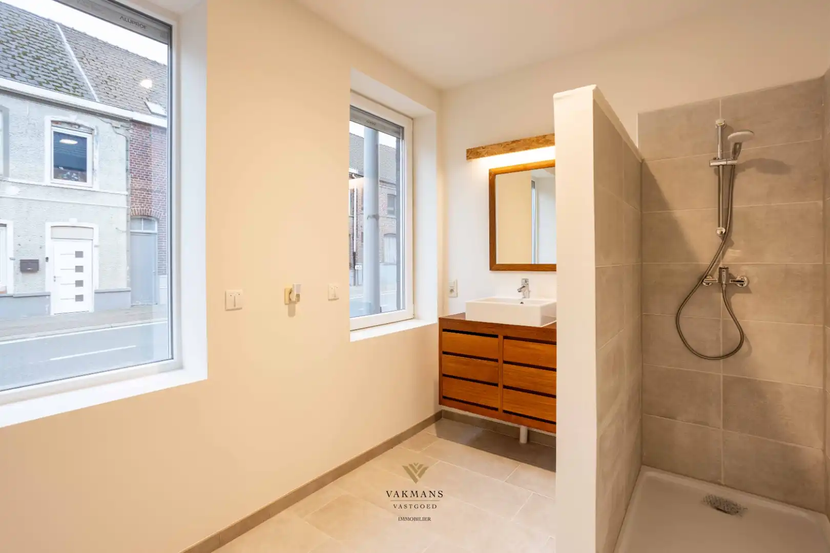 Prachtige gerenoveerde woning met 3 slaapkamers en tuin foto 10