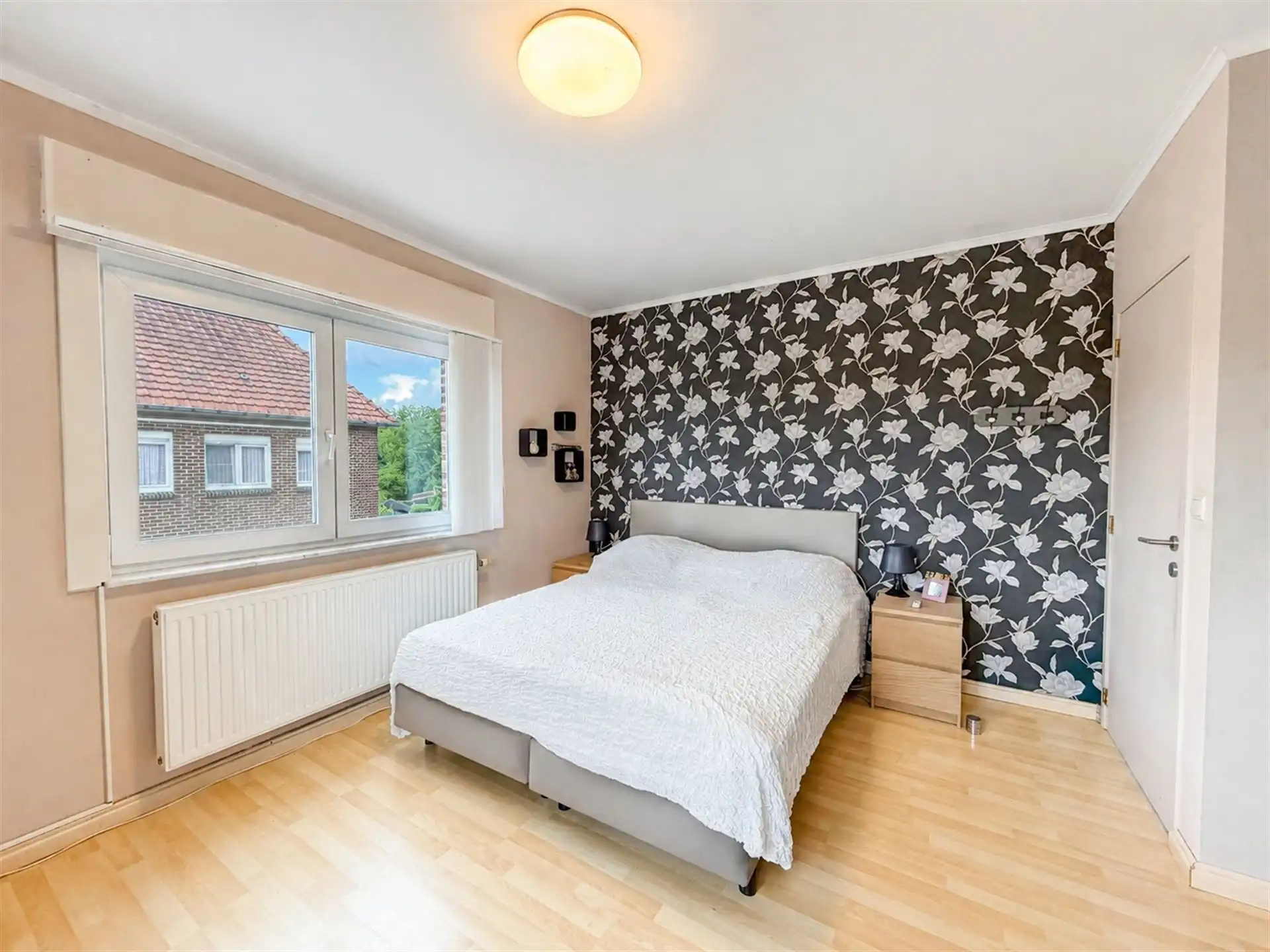 Verrassend ruime gezinswoning met 4 slaapkamers, kelder, zolder en een grote inpandige garage! foto 23