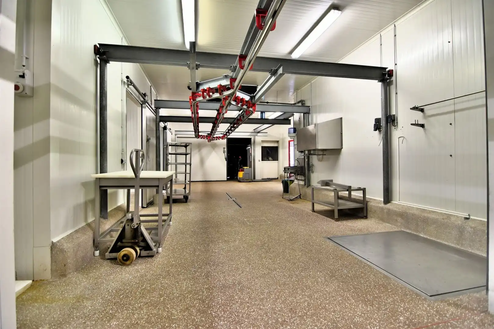 Veelzijdig industrieel pand van met laadkades, koel- en vriesruimtes foto 7