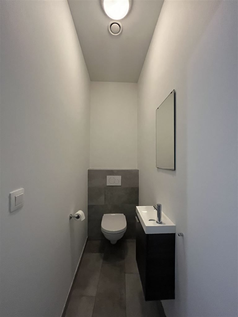 Instapklaar appartement met 1 slaapkamer+(kantoor/hobbykamer), gelegen in het centrum van Maaseik. foto 9