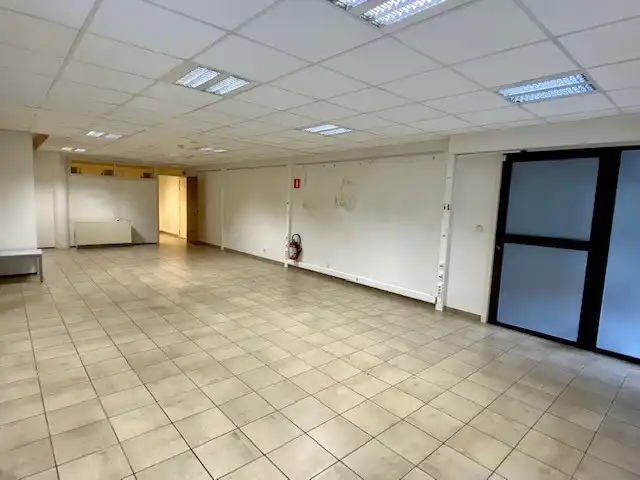 Gelijkvloerse handelsruimte van 110 vkm op een boogscheut van de Markt van Deinze foto 4