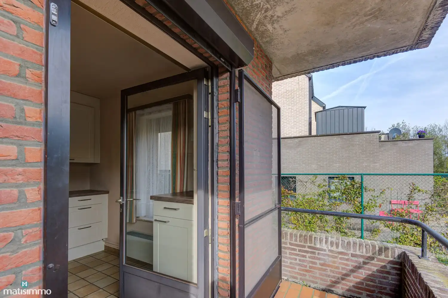 GELIJKVLOERS APPARTEMENT MET 2 SLAAPKAMERS, RUIME GARAGE, AUTOSTAANPLAATS EN KELDERBERGING TE LANAKEN foto 9