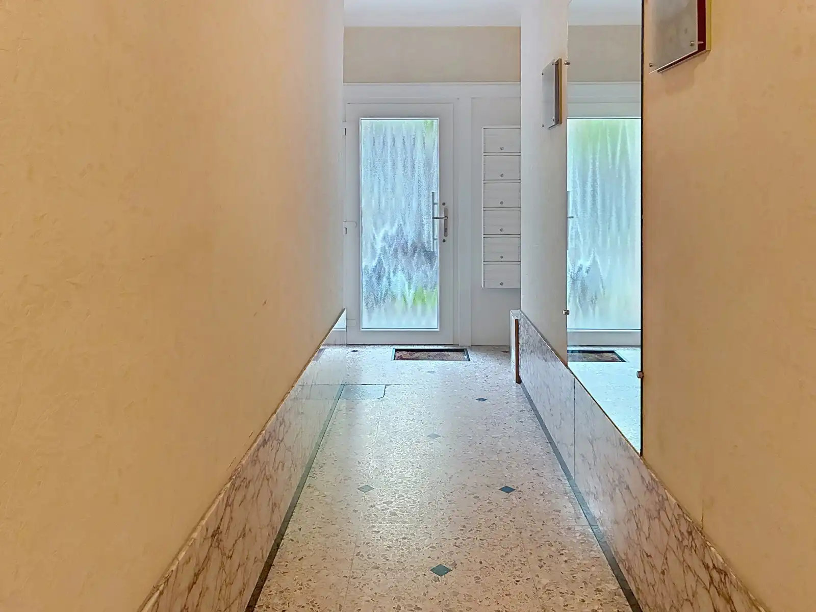 Opbrengsteigendom: 4 appartementen / 2 studio's / 4 garages foto 4
