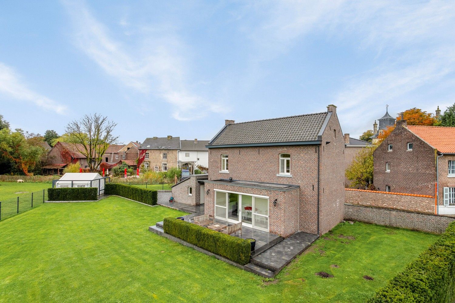 Stijlvol gerestaureerd herenhuis met authentieke flair in het historisch centrum van Oud-Rekem! foto 2