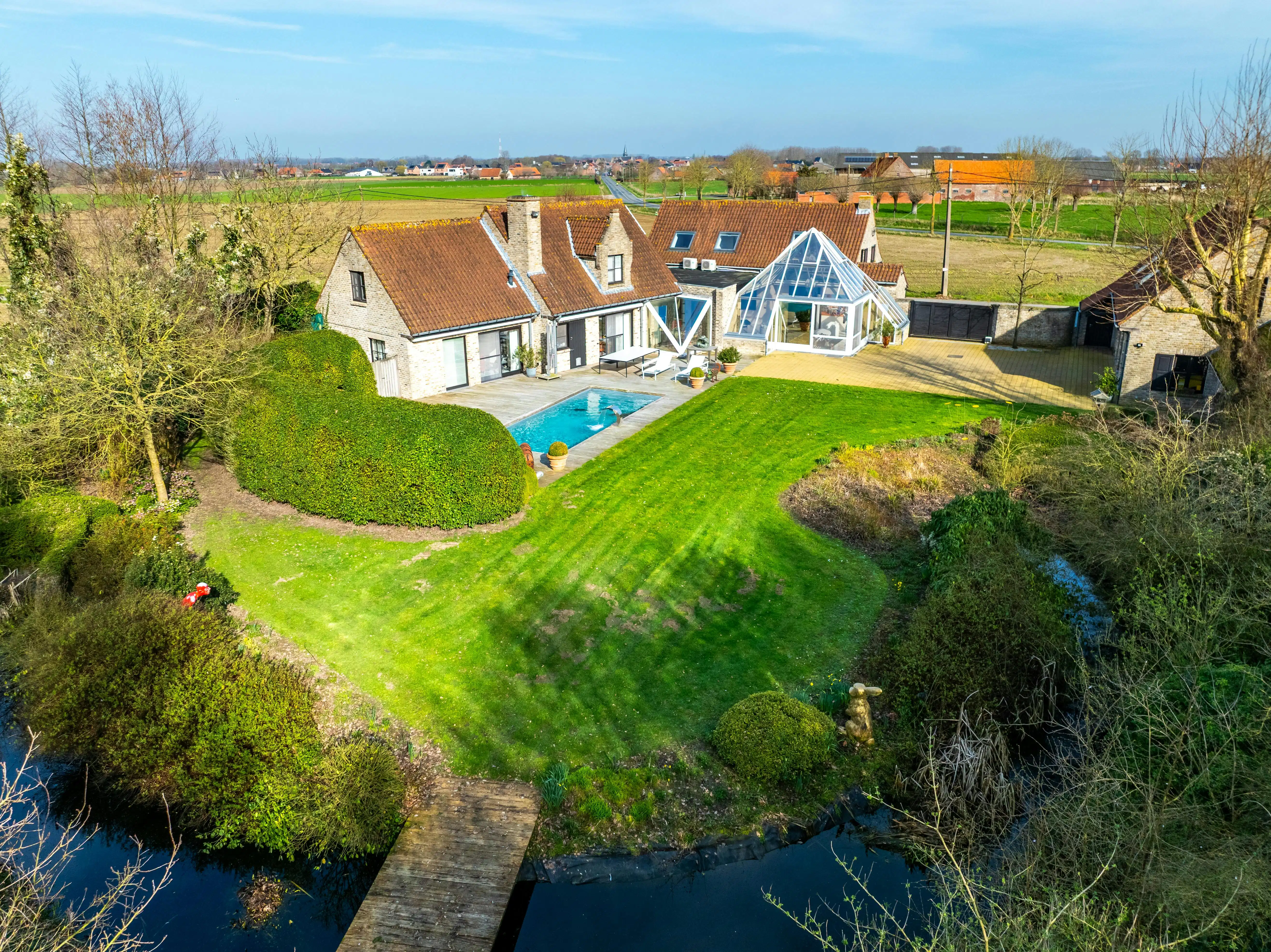 Exclusieve villa met tuin en zwembad op 1,6 ha in Krombeke foto 4