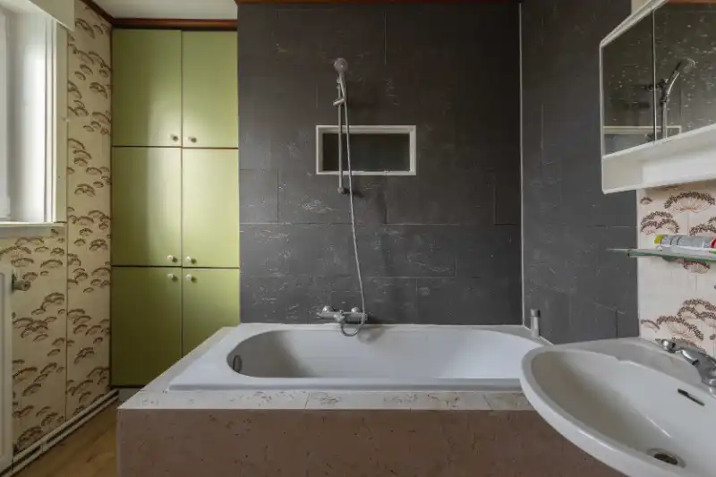 Roeselare. Opbrengsteigendom van 2 verhuurde appartementen en 1 aparte loods centraal tussen Rumbeke en Roeselare gelegen. Prijs bespreekbaar. foto 4