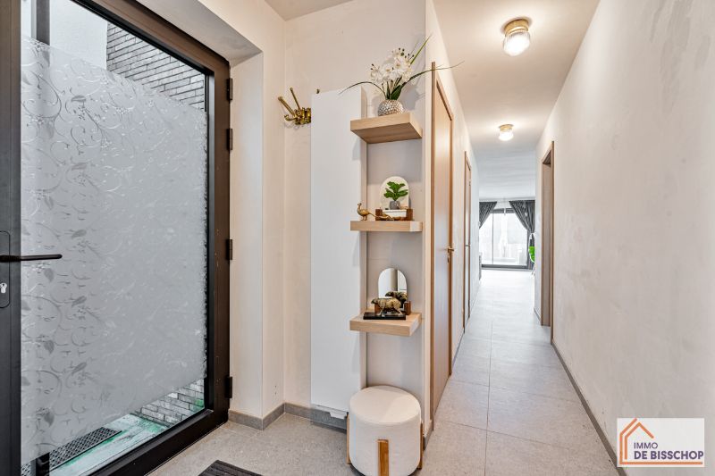 Recente, instapklare woning met groot terras en garage foto 6