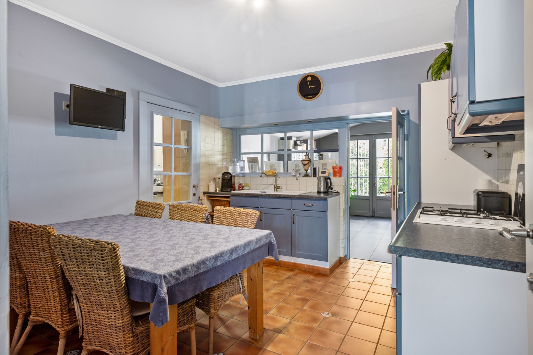 Gerenoveerde hoevewoning met praktijk en paardenstallen.  foto 34