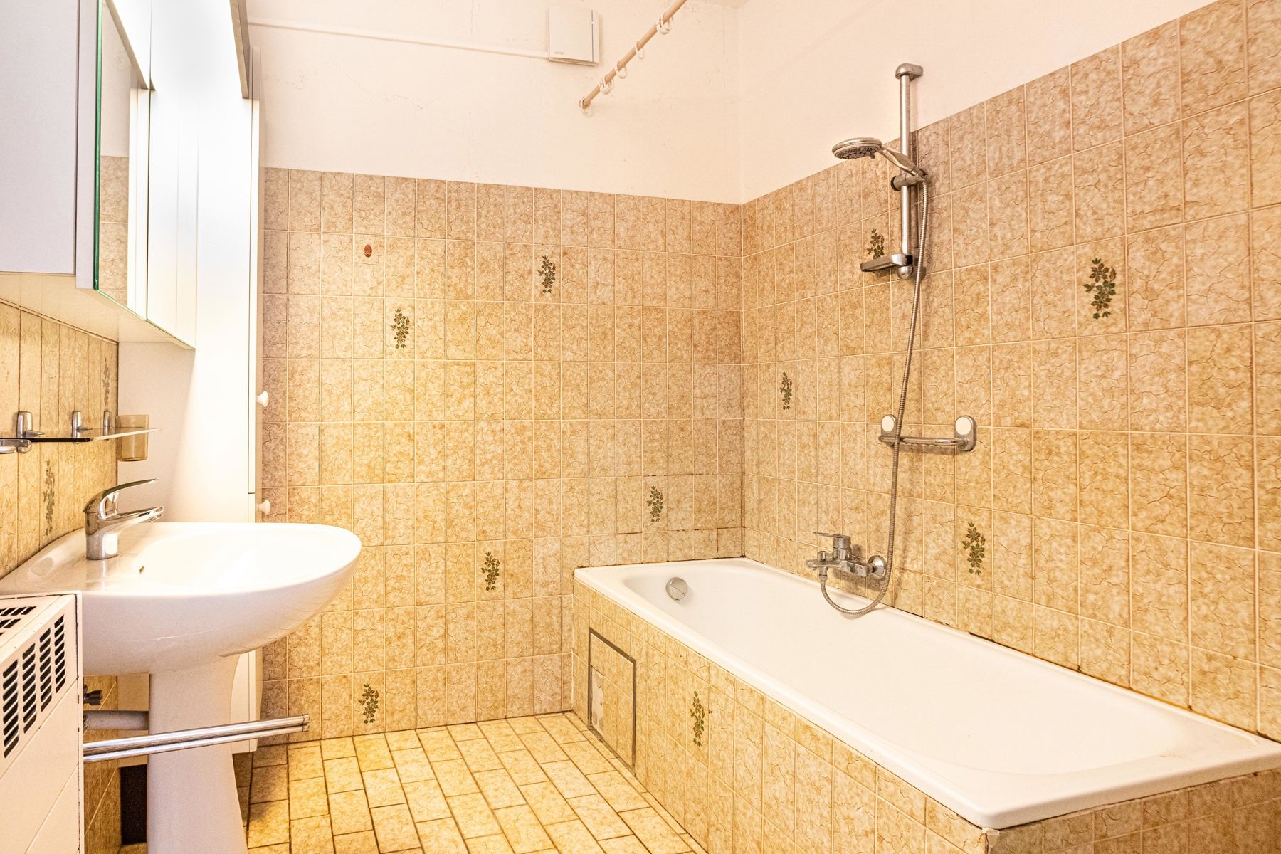 Ruim 2-slaapkamer appartement met garage en potentieel foto 11