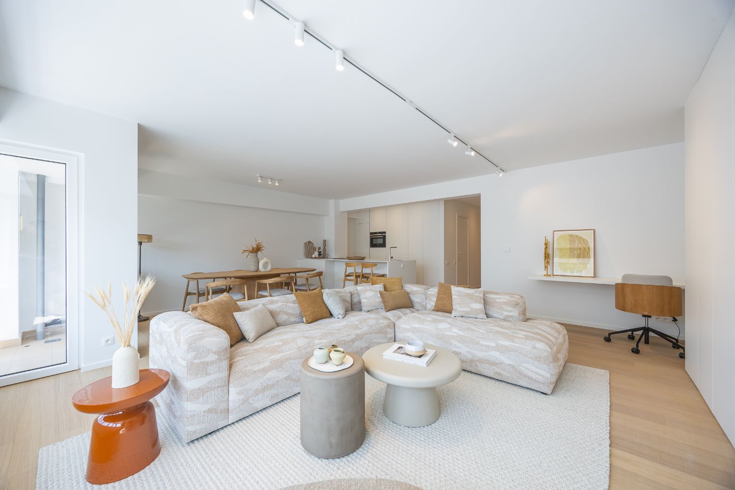Ruim, gerenoveerd drie slaapkamer appartement in hartje Oostende foto {{pictureIndex}}