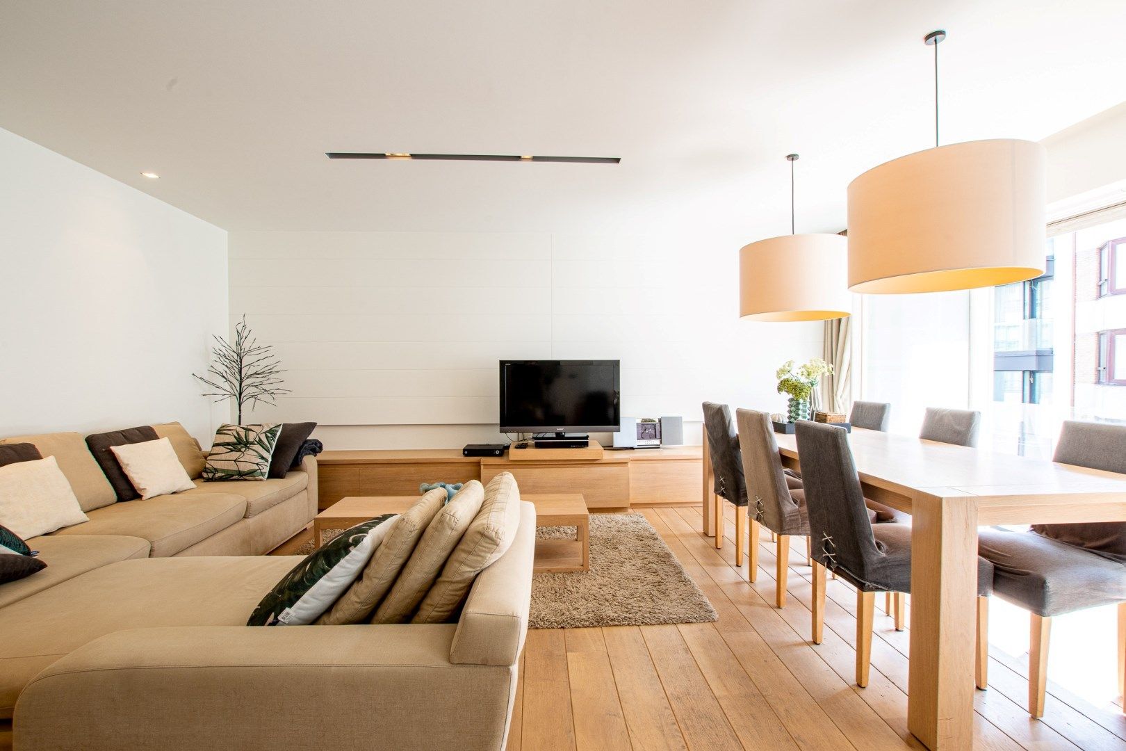 Mooi gemeubeld appartement in het Zoute nabij het Driehoeksplein en de Zeedijk! foto {{pictureIndex}}