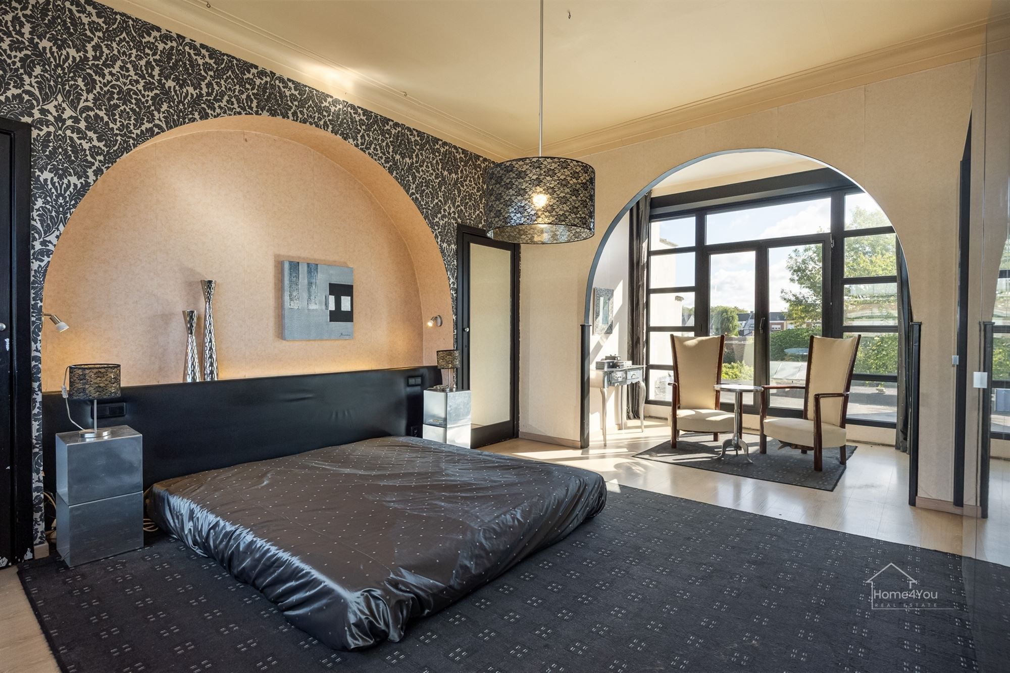 Zeer ruim herenhuis met zwembad foto 11