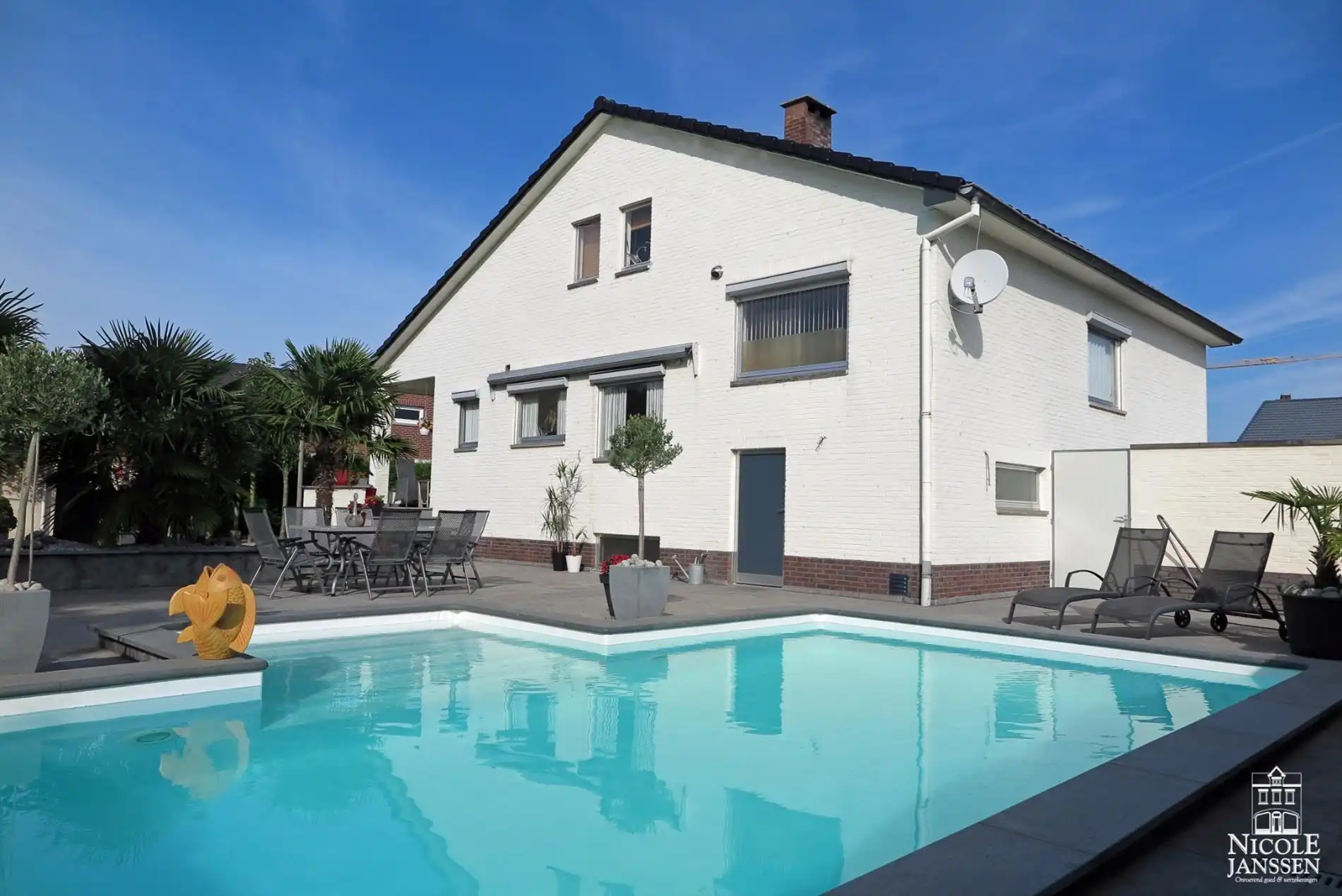 Praktisch split-level huis met mooi aangelegde tuin, zwembad en inpandige garage foto 2