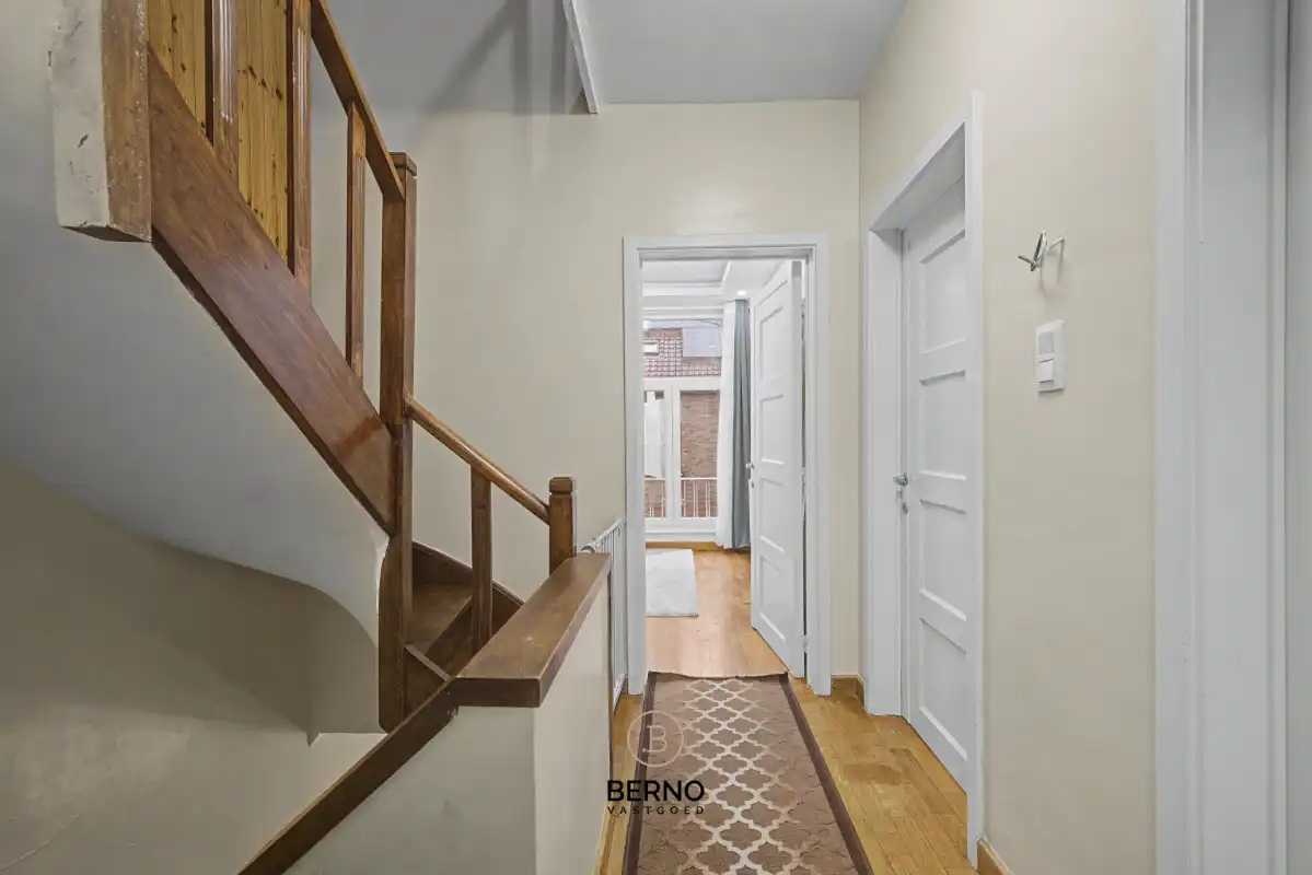 Gerenoveerde woning met 5 slaapkamers en parkeerplaats foto 8