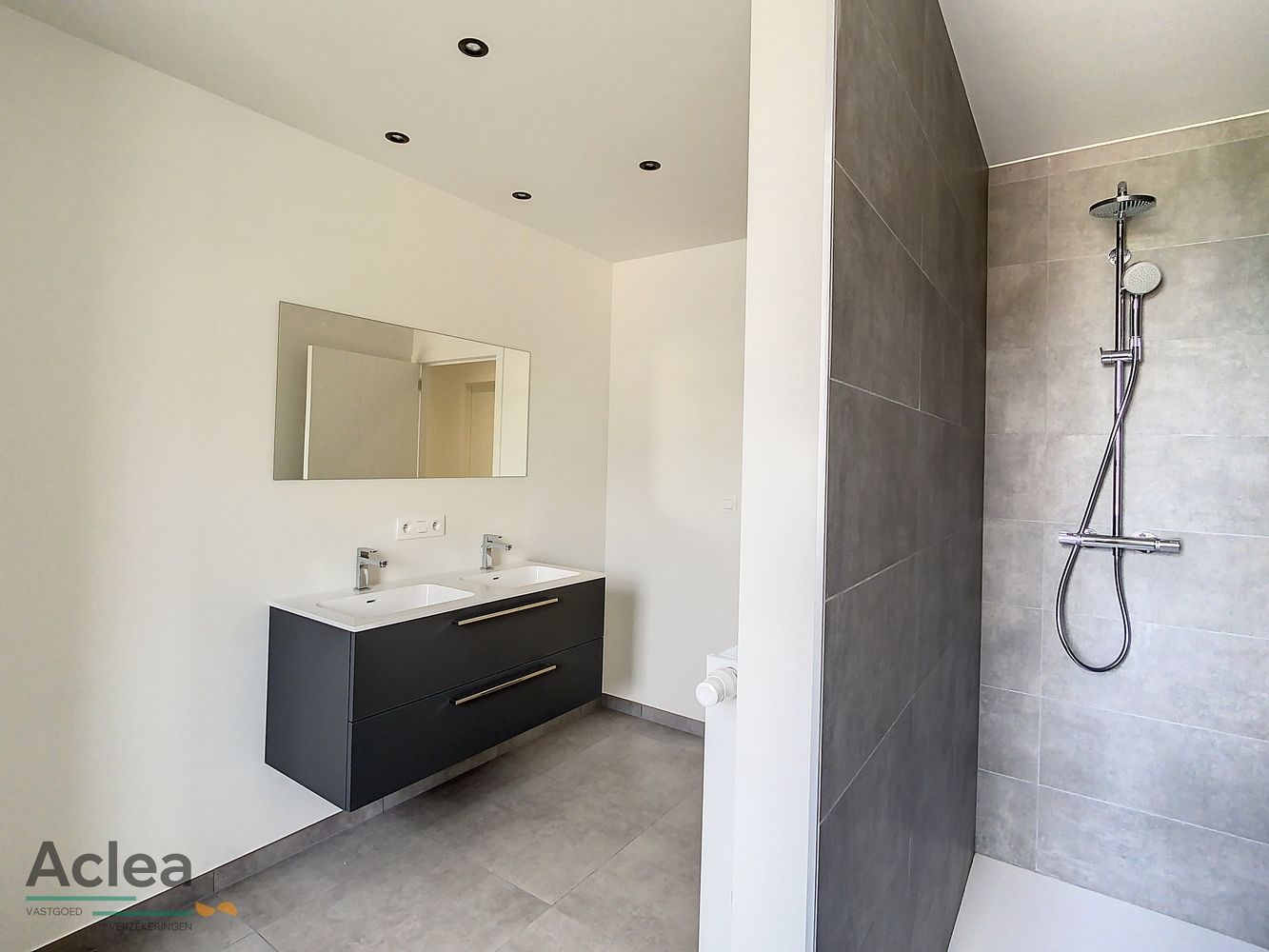 Prachtige recente koppelwoning met 5 slpks foto 16