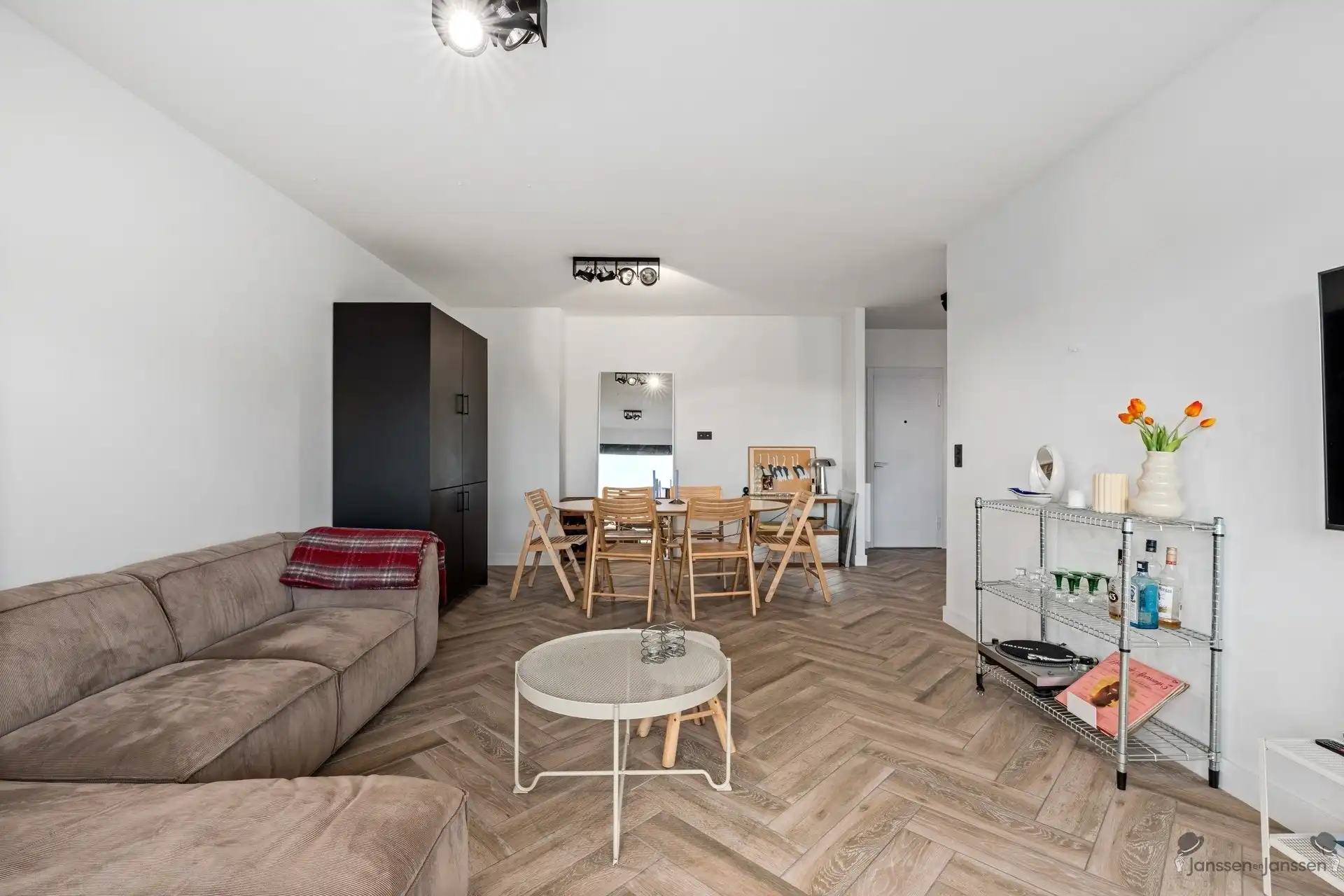 Gerenoveerd appartement met ruim terras foto 4