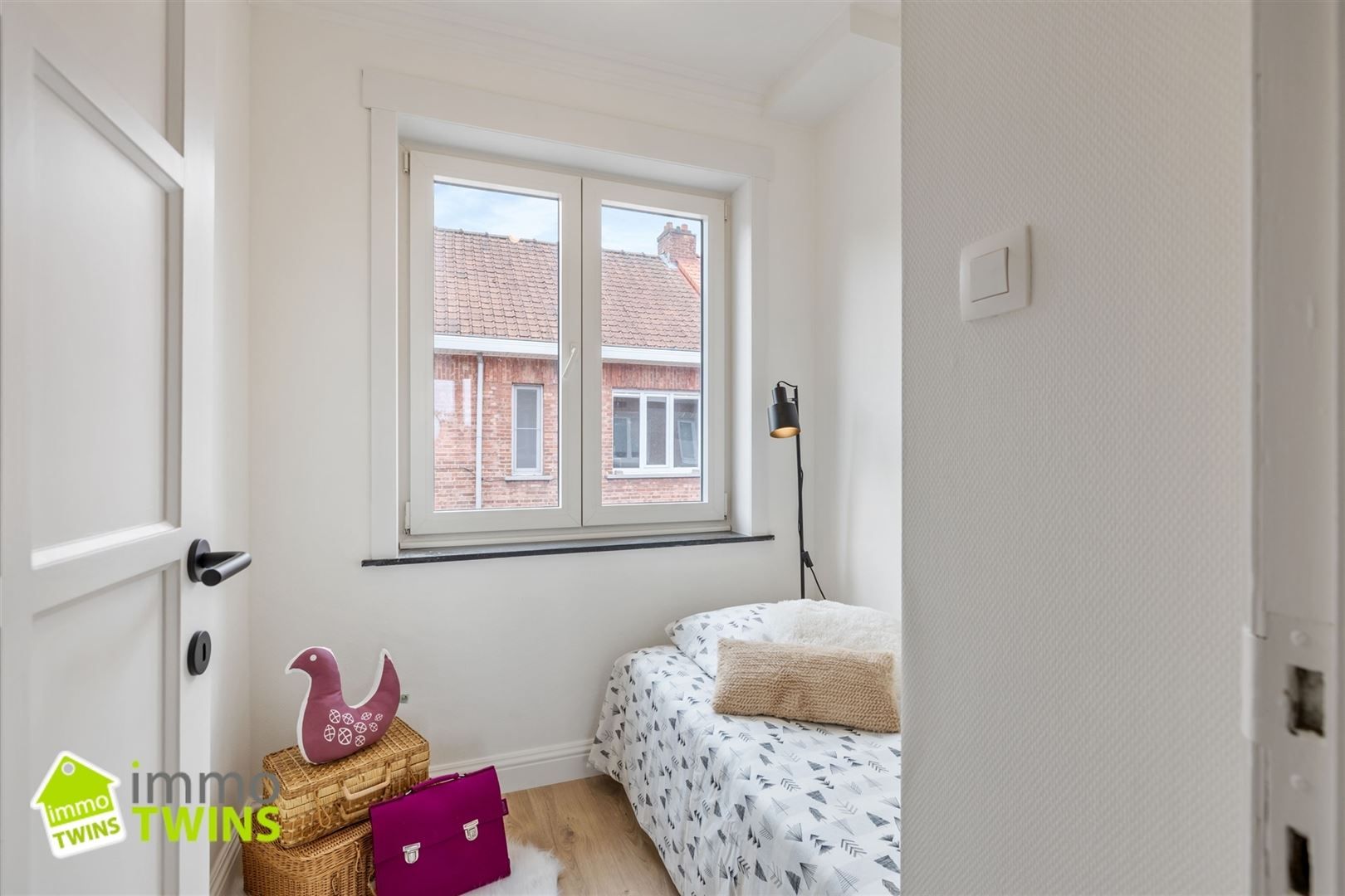 Volledig gerenoveerde halfopen woning met garage in het hart van Kemzeke foto 13