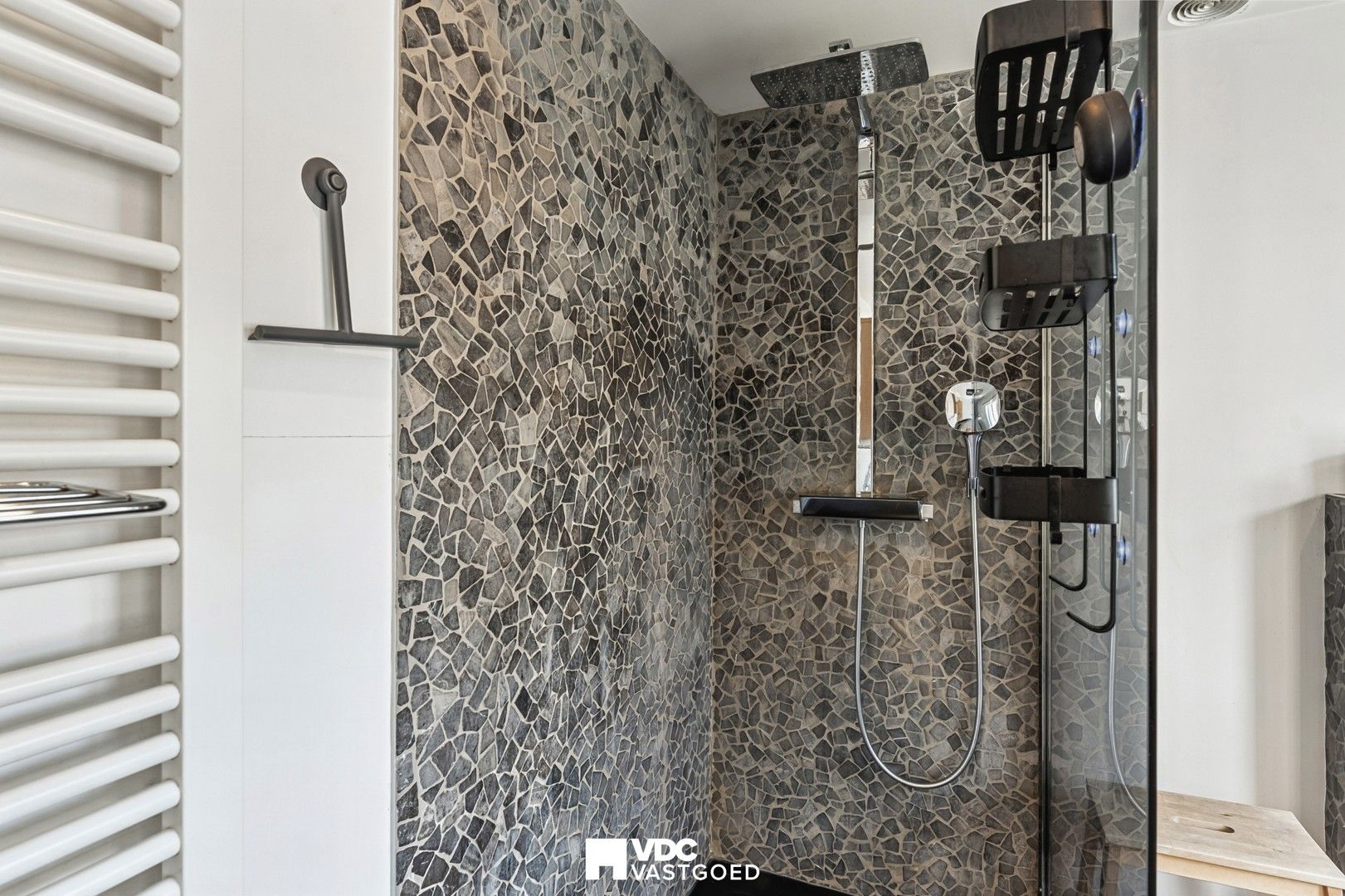 Energiezuinige woning met 5 slaapkamers, 20 zonnepanelen, garage en zuidgerichte tuin aan natuurreservaat Kevie foto 19