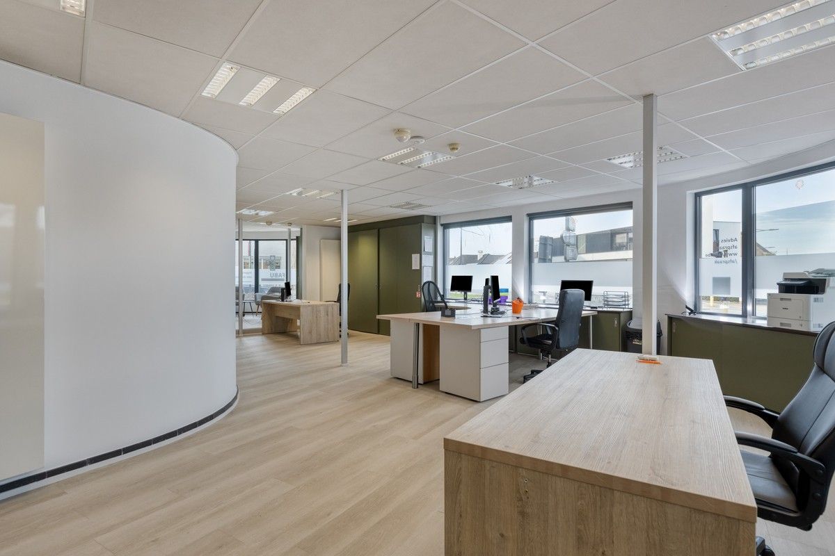 Sterk visueel gelegen kantoorgebouw met 3 standplaatsen en groot bovenliggend appartement met 6% bruto rendement. foto 9
