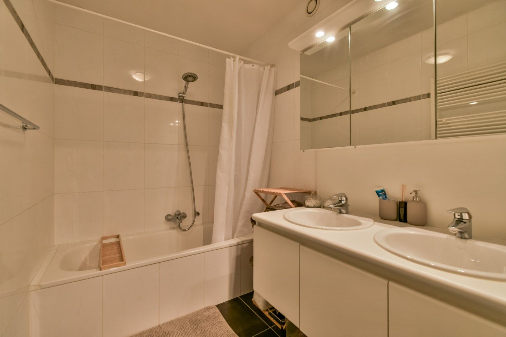 Instapklare en energiezuinige appartement in het centrum van Torhout! foto 8