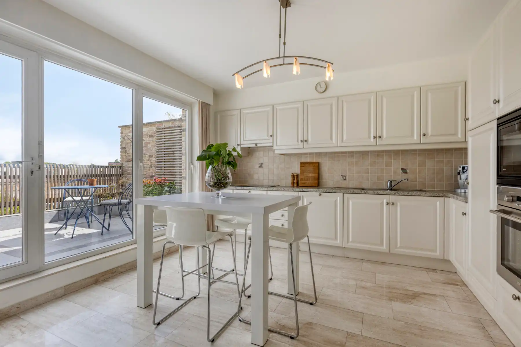 Ruim, centraal gelegen appartement met 3 slaapkamers foto 9