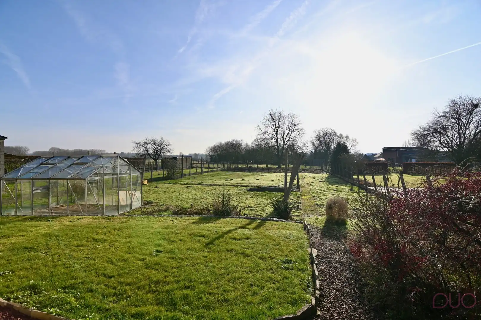 Hoofdfoto van de publicatie: Grote vrijstaande woning met zuid gerichte tuin en open zicht op de velden.