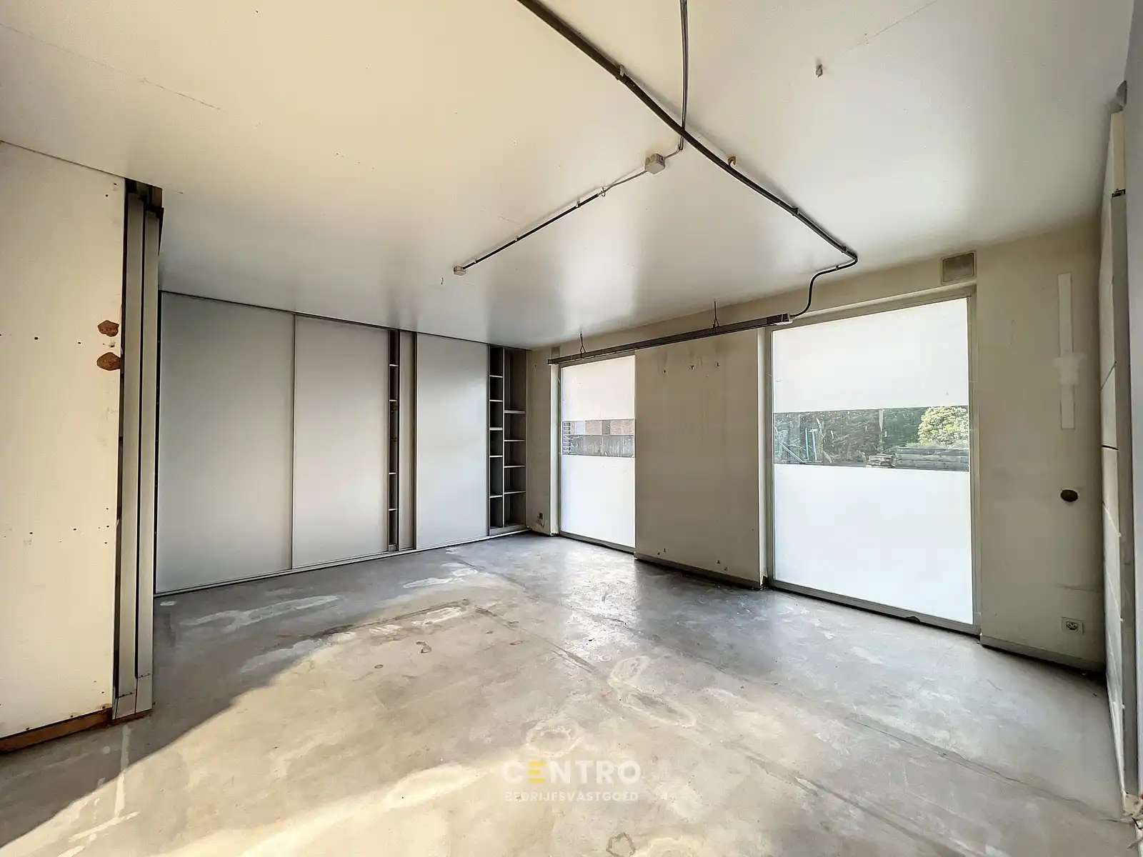Goed gelegen OPSLAGPLAATS met BUREEL op bedrijfssite te Rumbeke. foto 2