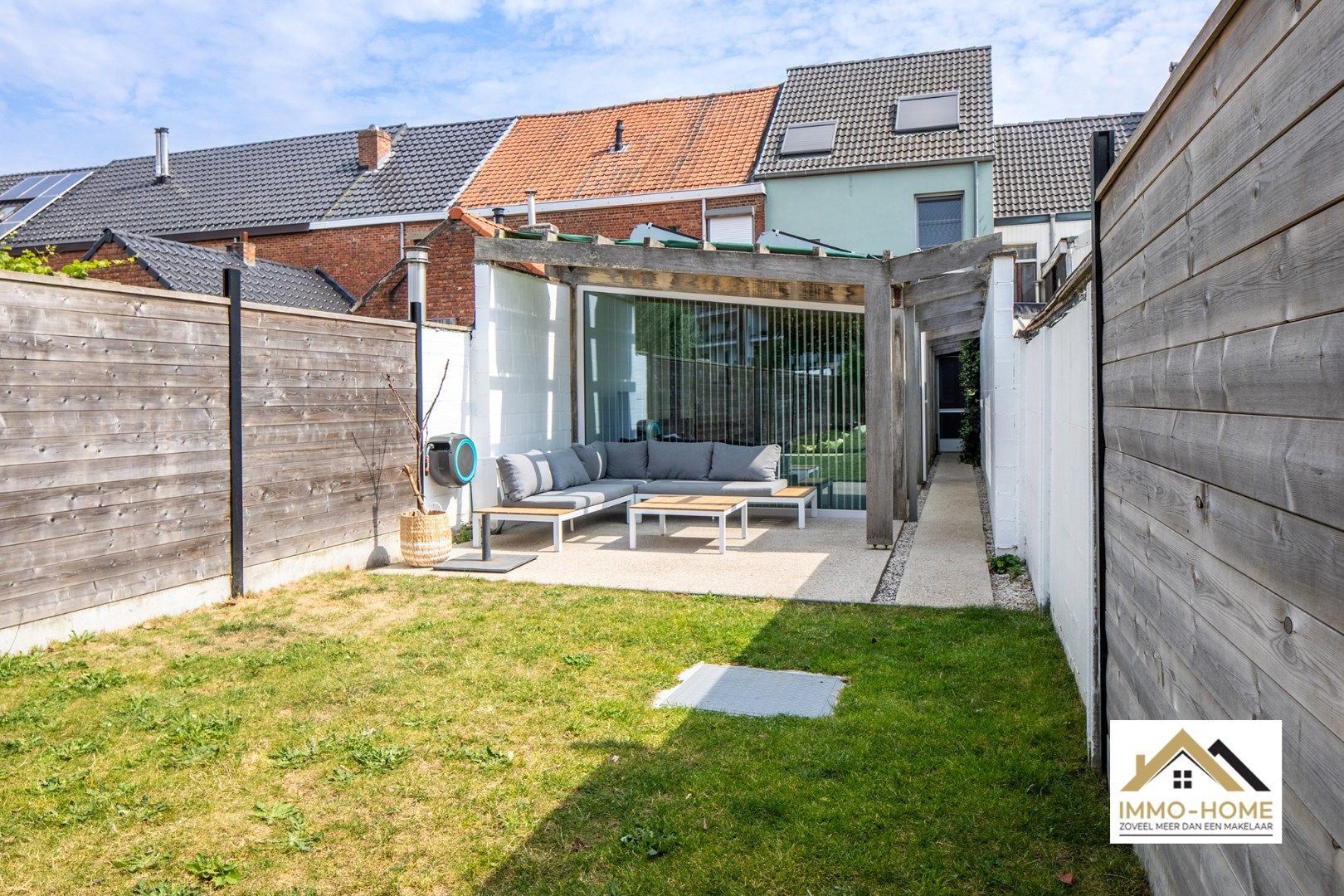 Knappe gerenoveerde woning met buitenlounge foto 6