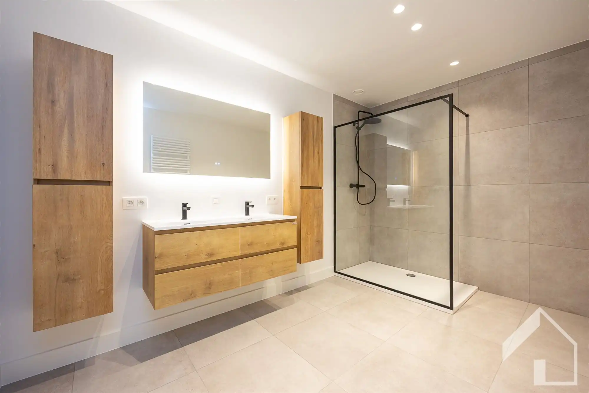 Recent gerenoveerde woning met hoogwaardige materialen foto 11