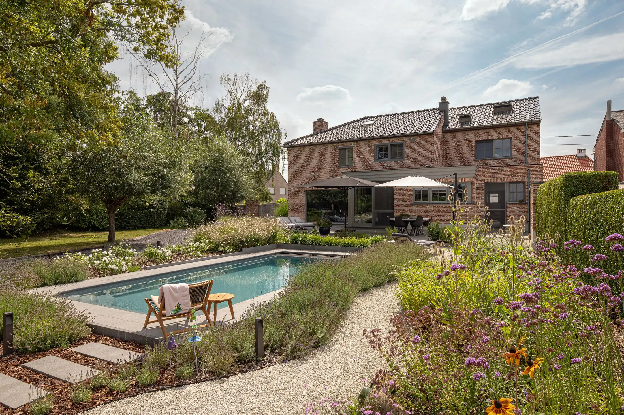 Volledig gerenoveerde woning met 5 slaapkamers, zwembad en prachtig aangelegde tuin op 1.643 m². foto {{pictureIndex}}