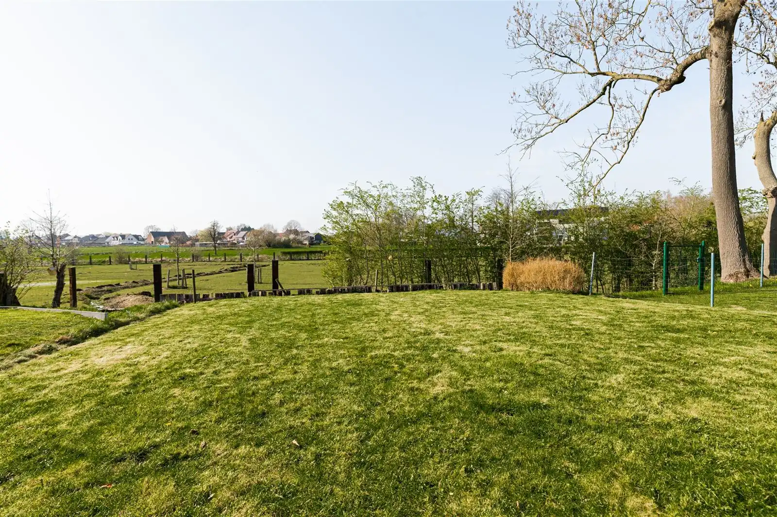 Ruime lichtrijke villa met tuin op 15are50 foto 31