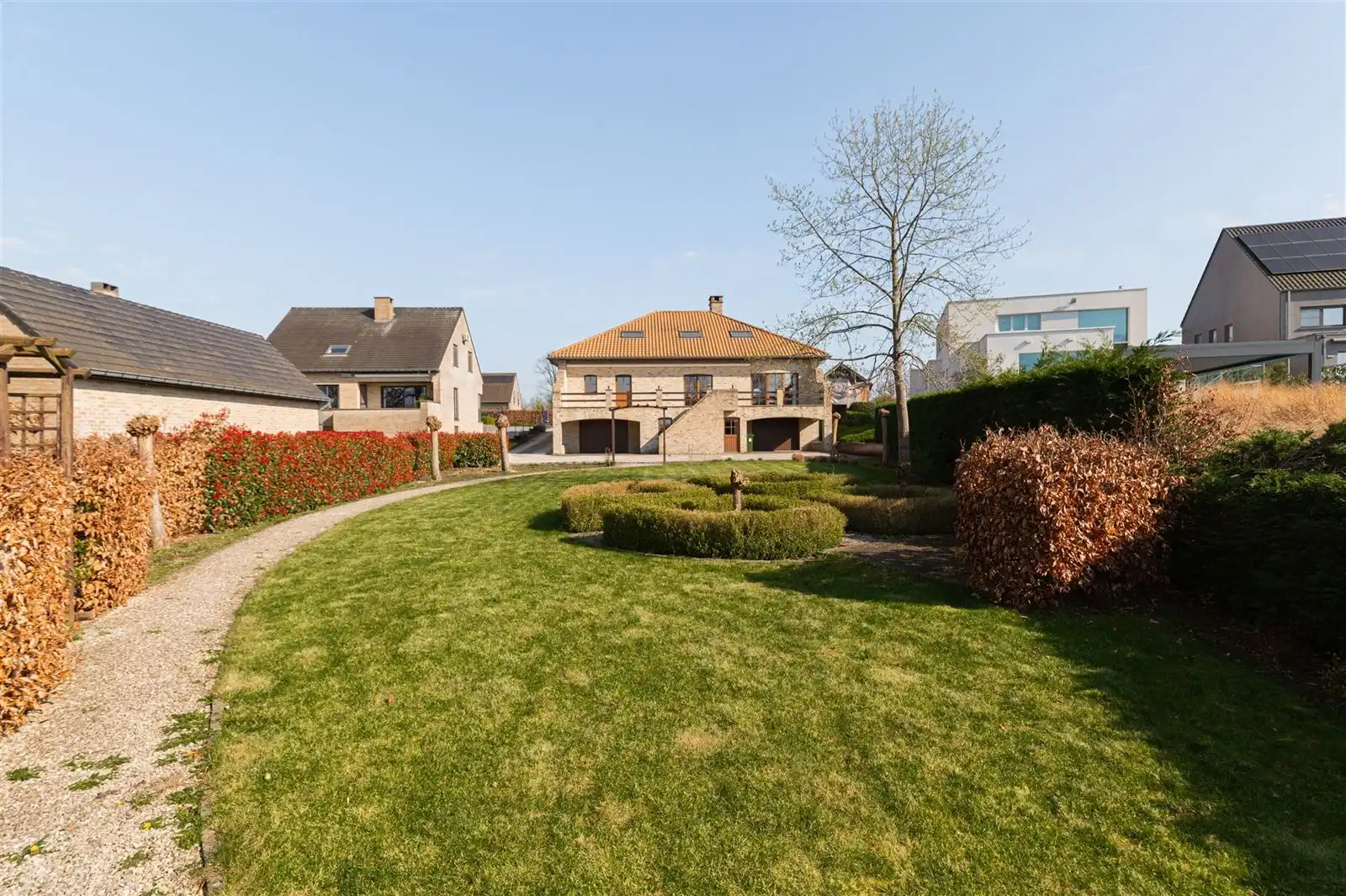 Ruime lichtrijke villa met tuin op 15are50 foto 31