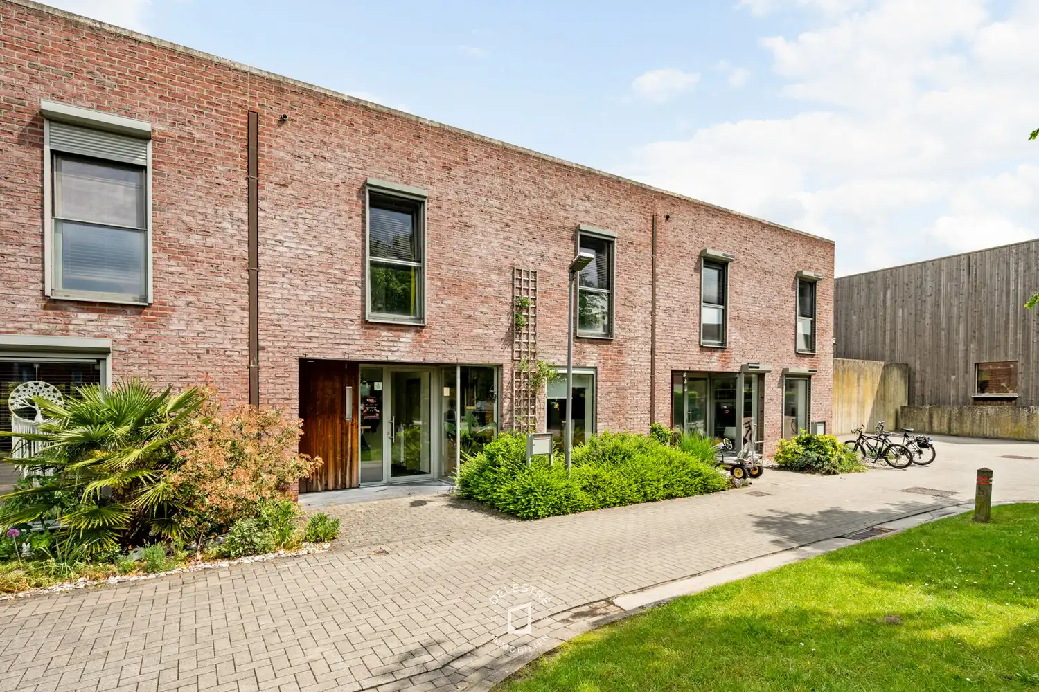 RUSTIG GELEGEN ENERGIEZUINIGE WONING 4 SLPK. INCLUSIEF GARAGEBOX foto 2