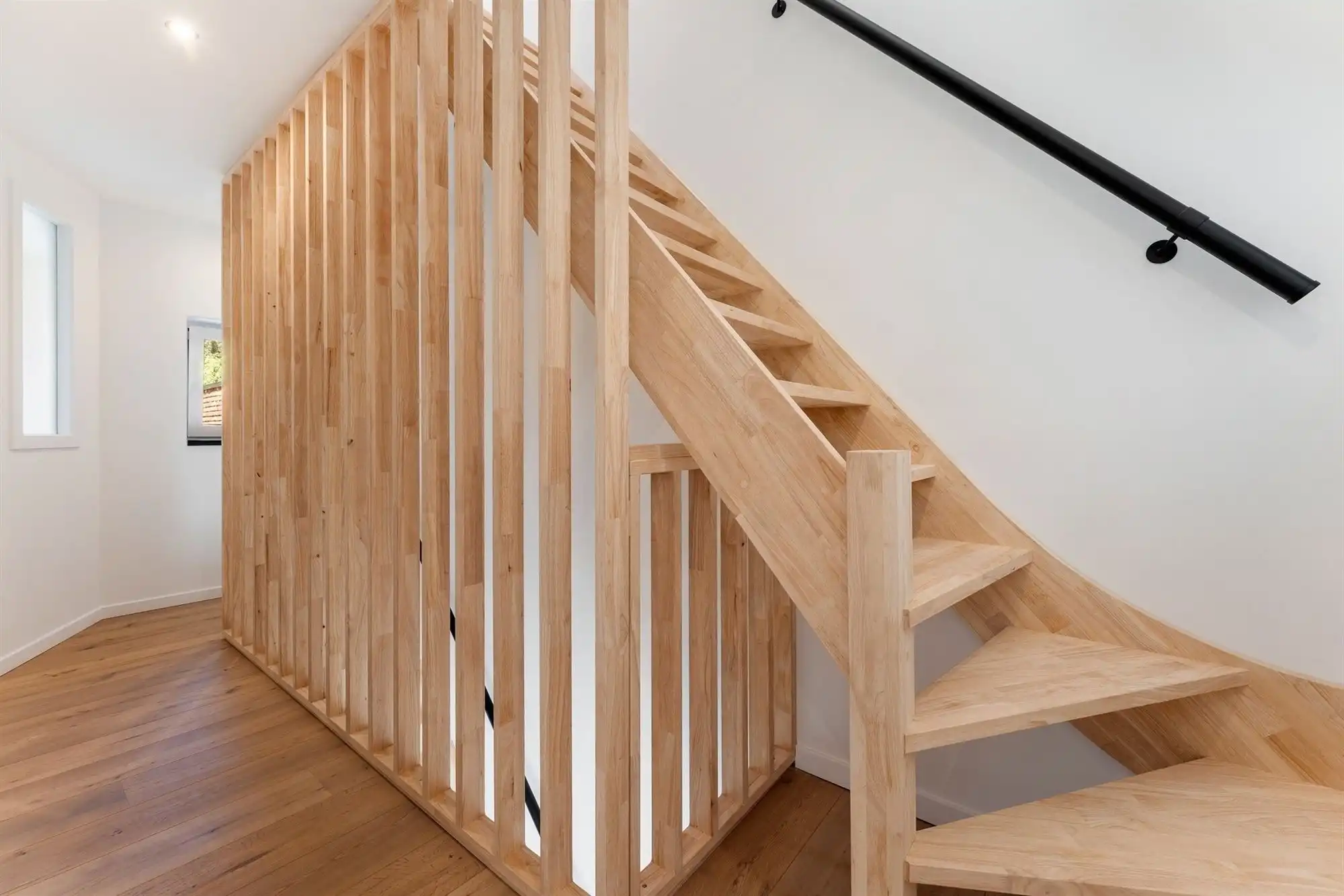 Gerenoveerde woning met oprit en zeer grote tuin foto 10