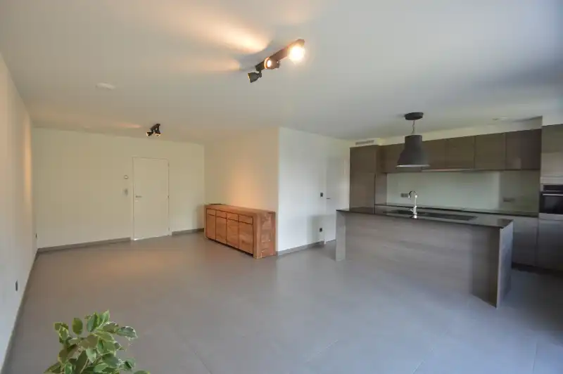Prachtig afgewerkte woning met aangelegde tuin & garage foto 4