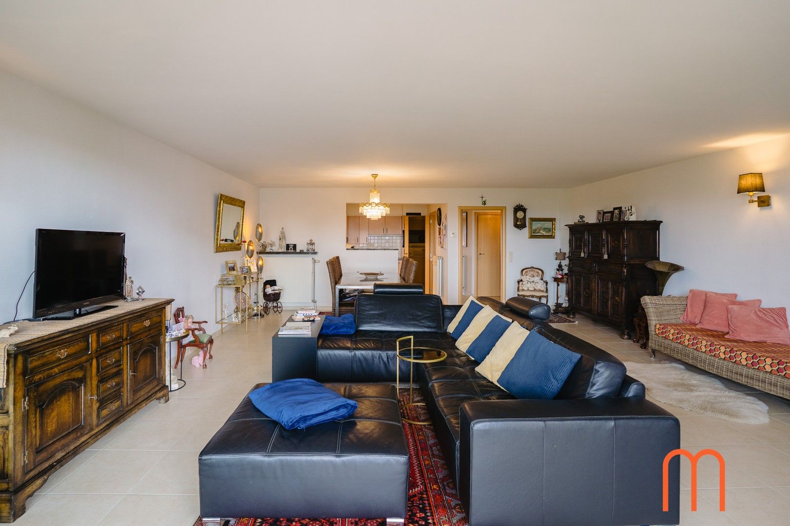 Heel ruim, residentieel appartement te koop met prachtig zicht op het Prinses Stefanieplein en de tennis van Oostende. foto 4