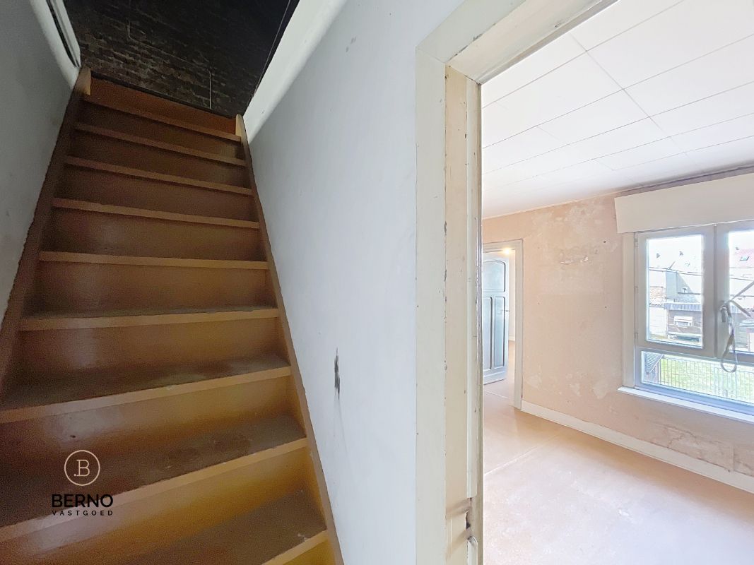 Te renoveren, ruime rijwoning met tuin en garageboxen foto 18