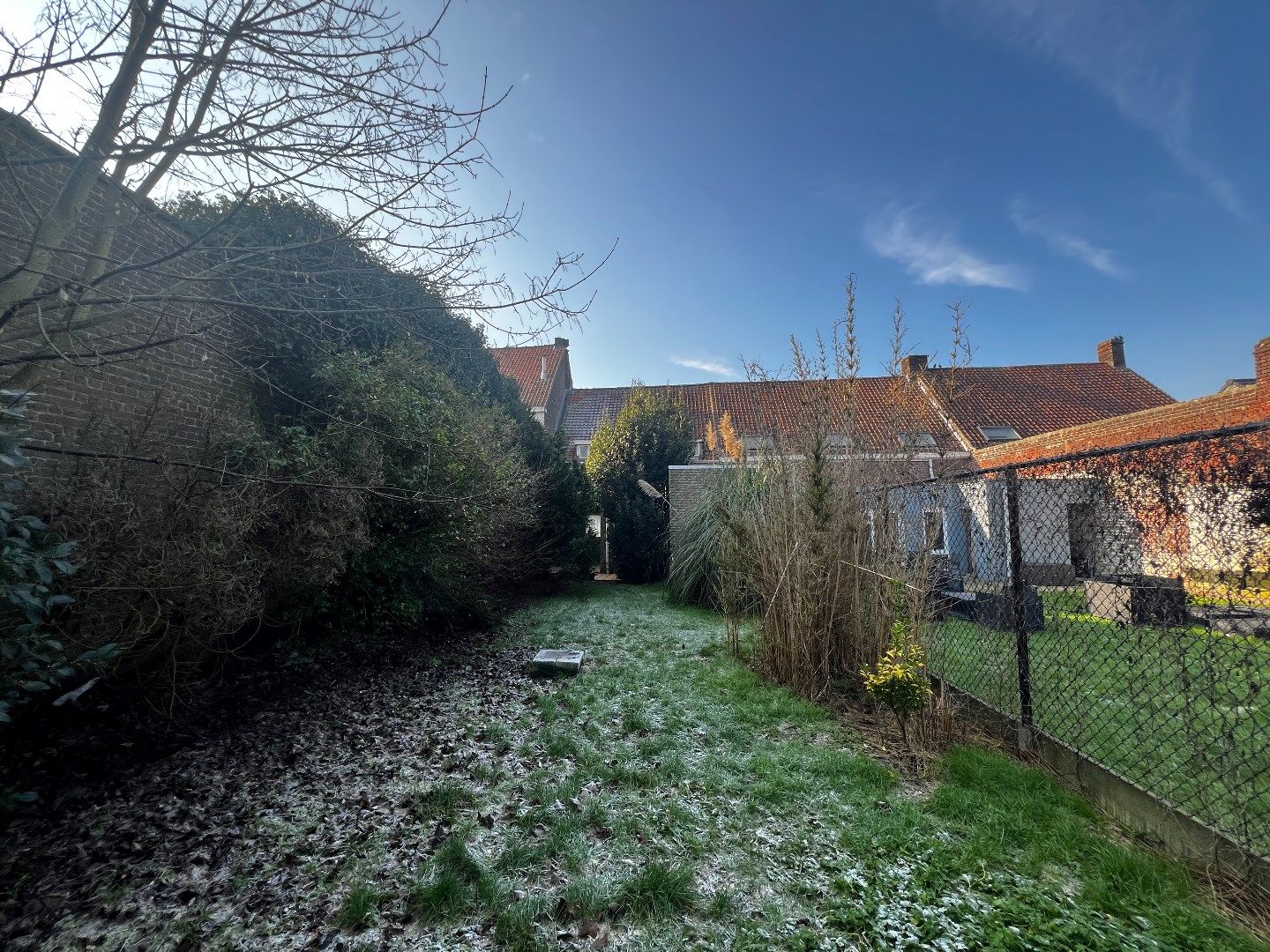 Te renoveren rijwoning met garage en tuin gelegen te Heule. foto 14