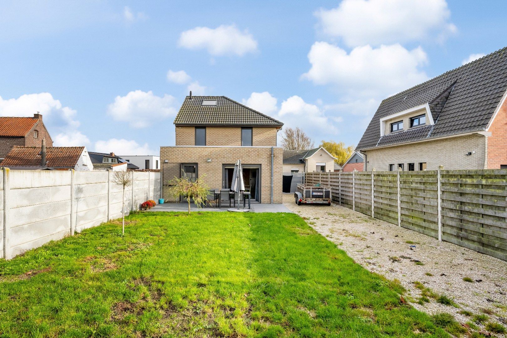 Moderne halfopen bebouwing met garage en tuin foto 11