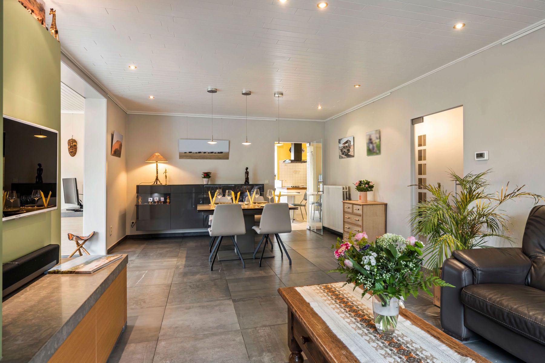 Instapklare bungalow met prachtige tuin, 4 slpks en garage foto 8