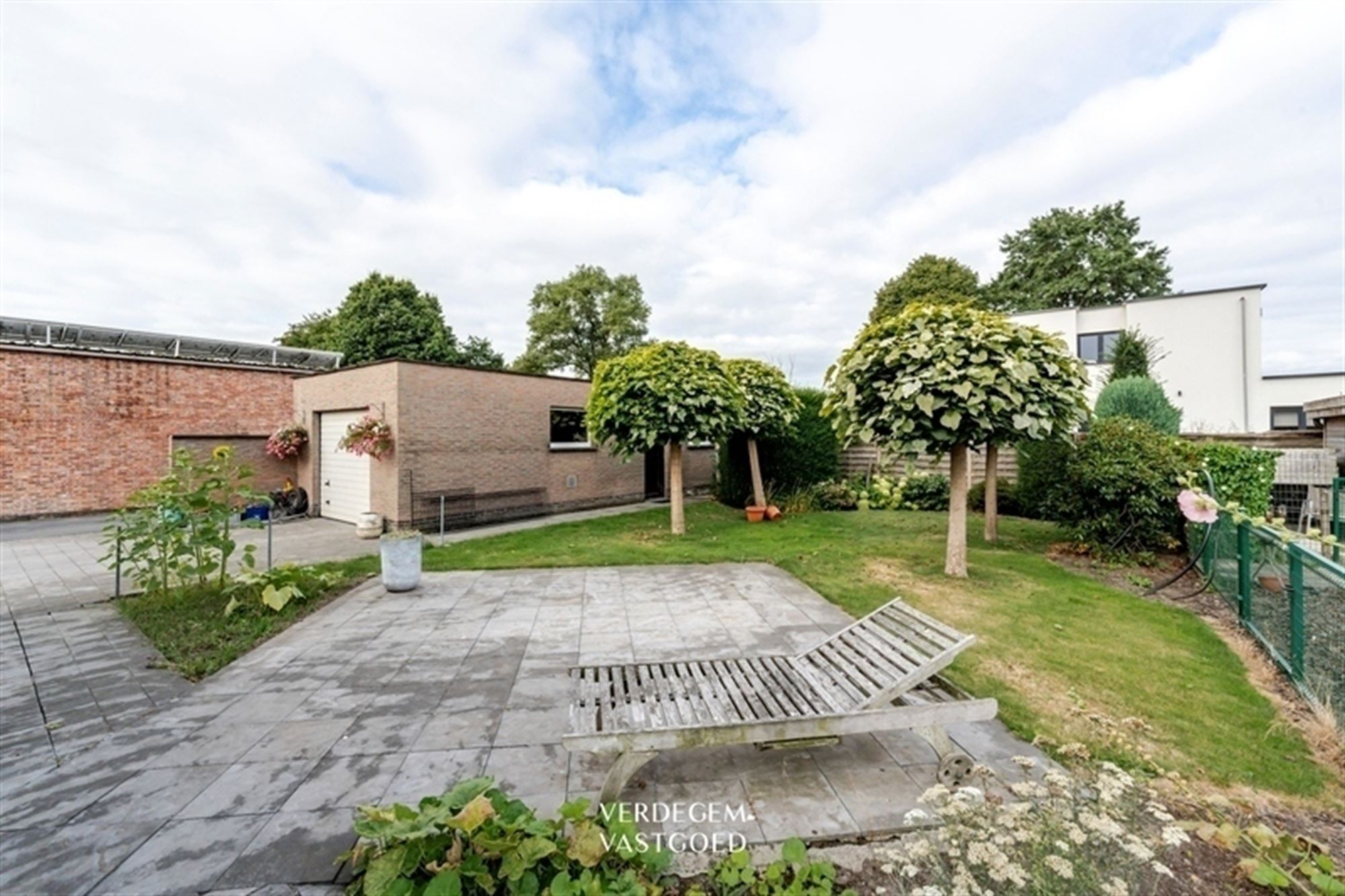 Bungalow met 4 slaapkamers en 2 garages op perceel van 1.029m² foto 16