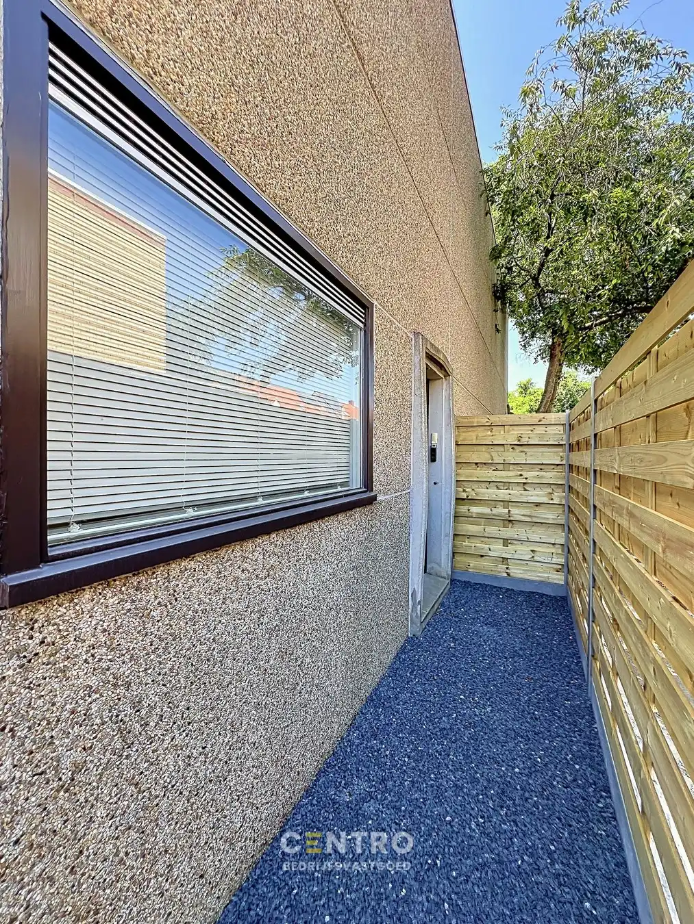 Instapklaar bedrijfspand (±345 m²) met magazijn, kantoor én 4 verhuurbare opslagunits, 1 garage en ruime parking op 603 m²  te INGELMUNSTER! foto 6