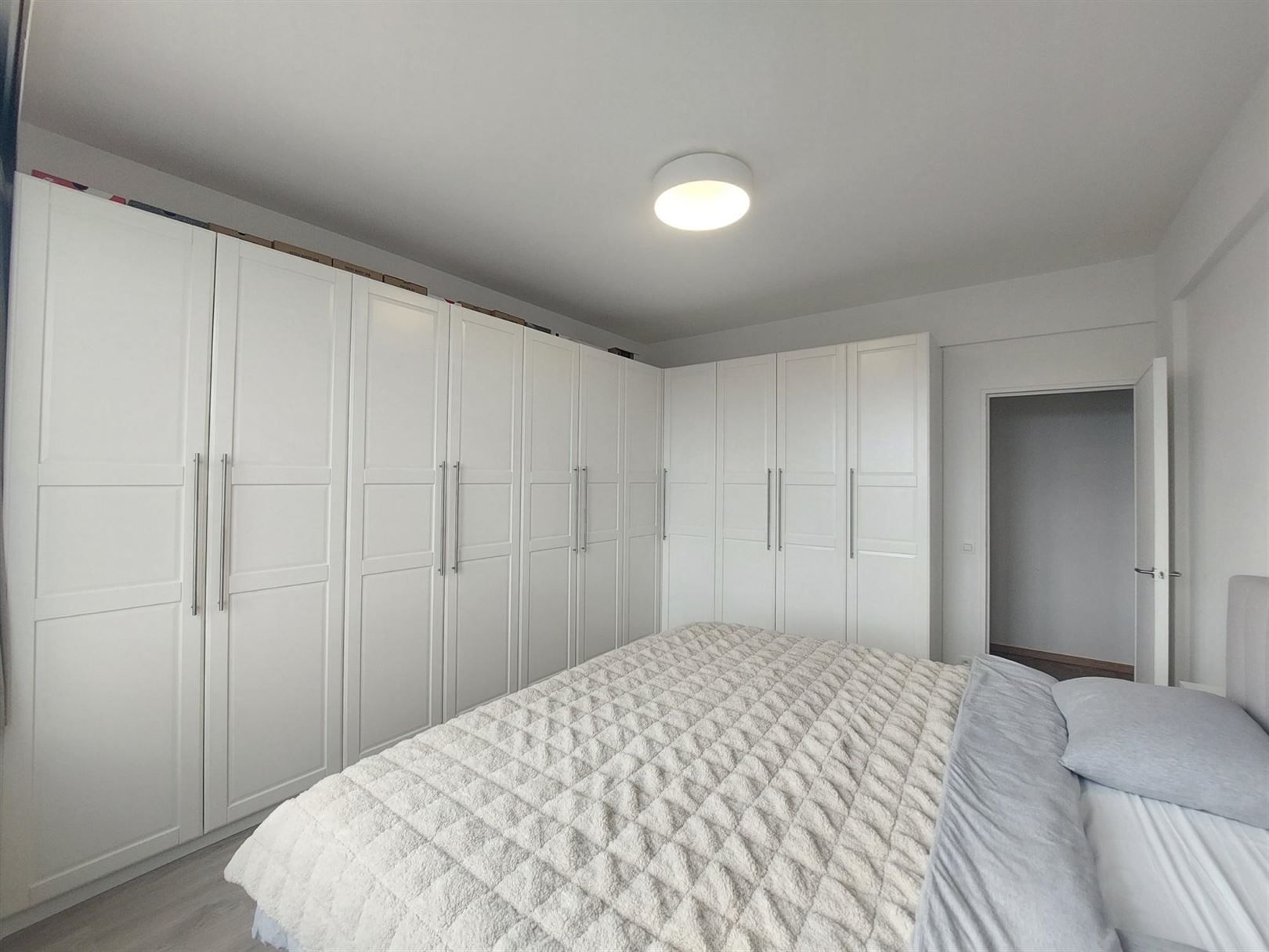 Volledig gerenoveerd appartement met 2 slpks en terras foto 8