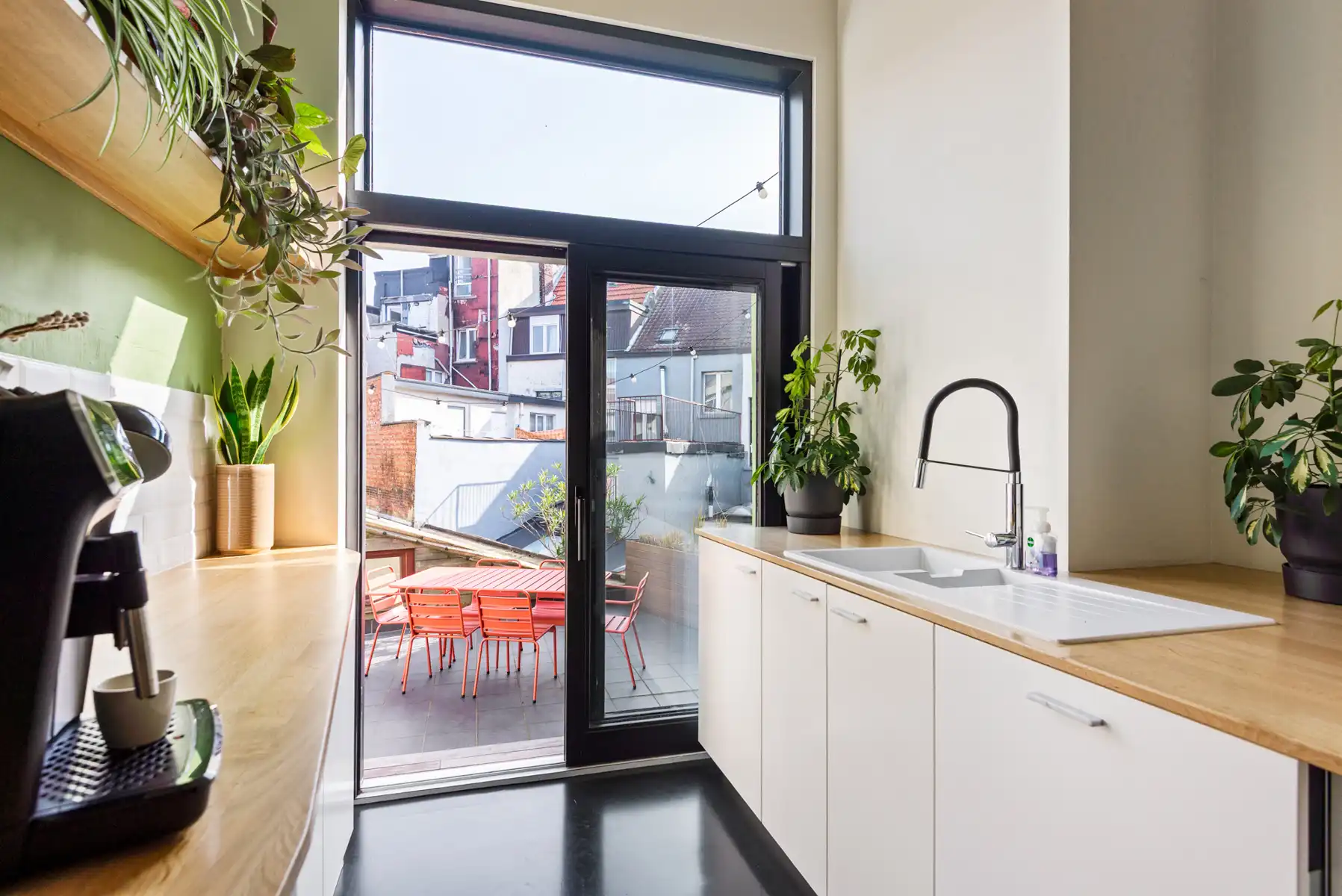 Top gerenoveerde woning met dakterras in centrum 2060 foto 4