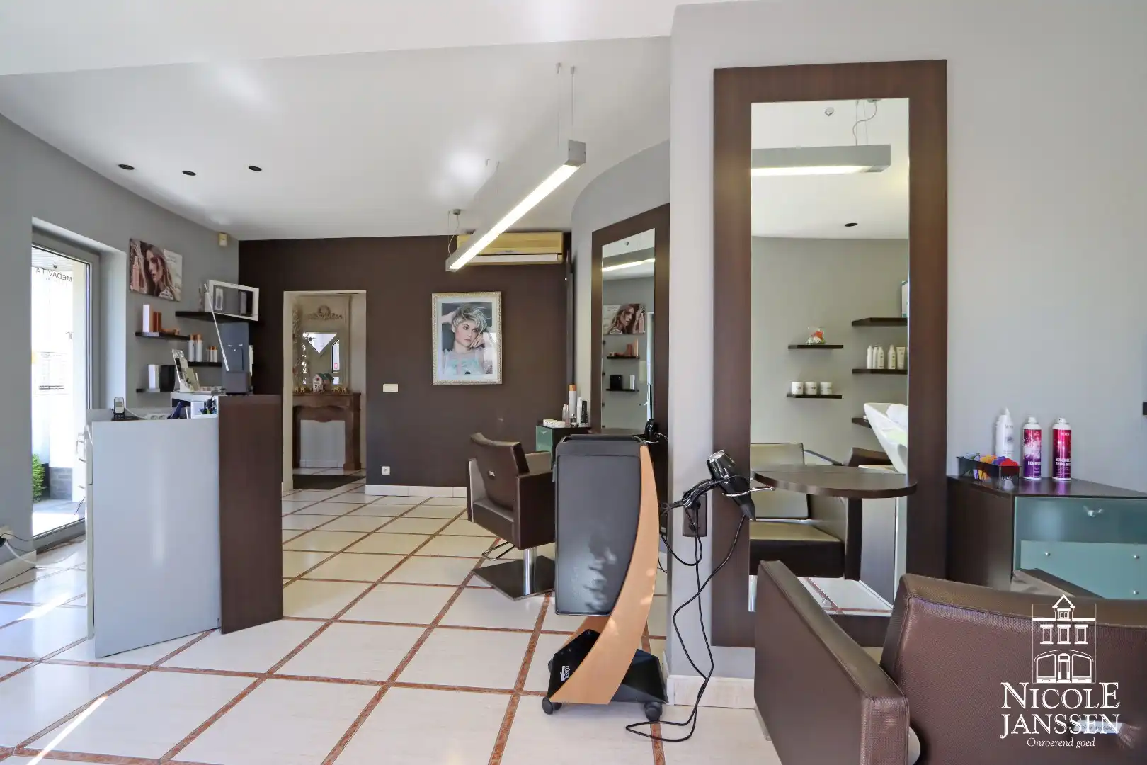 Instapklare woning met ruimte voor praktijk en mooie ingesloten tuin in Bree centrum foto 8