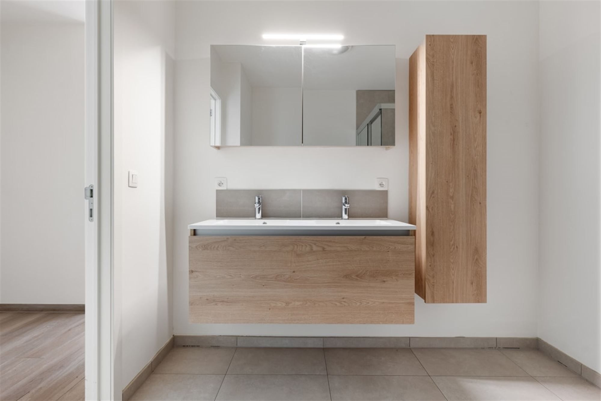 KNAP 1 SLK APPARTEMENT MET RUIM TERRAS OP CENTRALE LIGGING IN SINT-TRUIDEN  foto 17