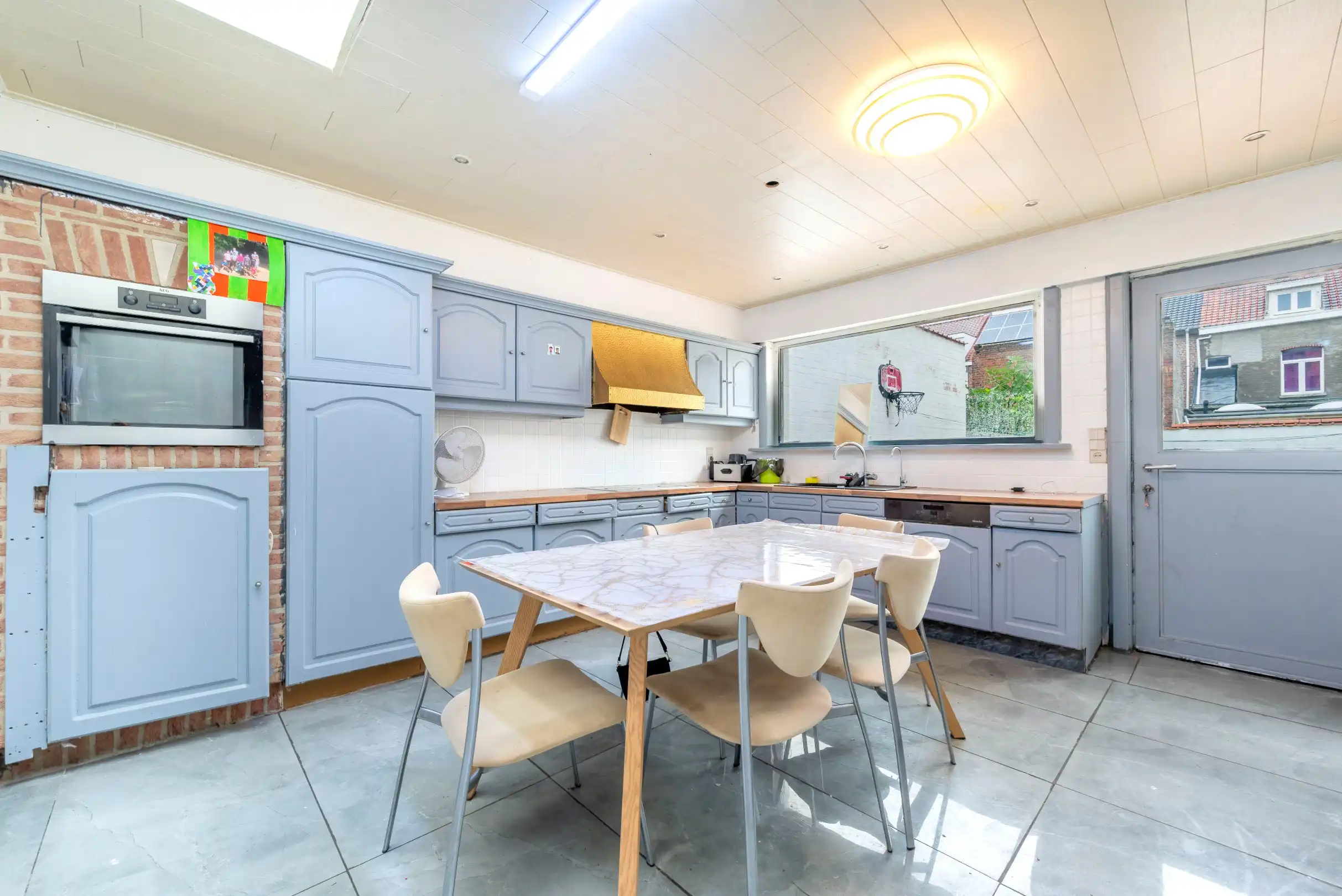 Ruime woning met 5 slaapkamers, garage en tuin. foto 5