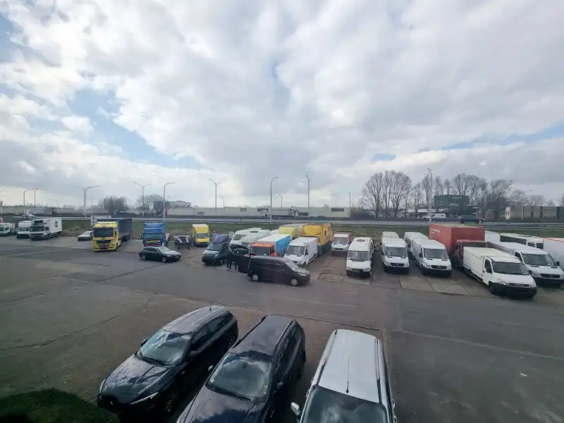 Magazijn en kantoorruimtes te huur foto 3