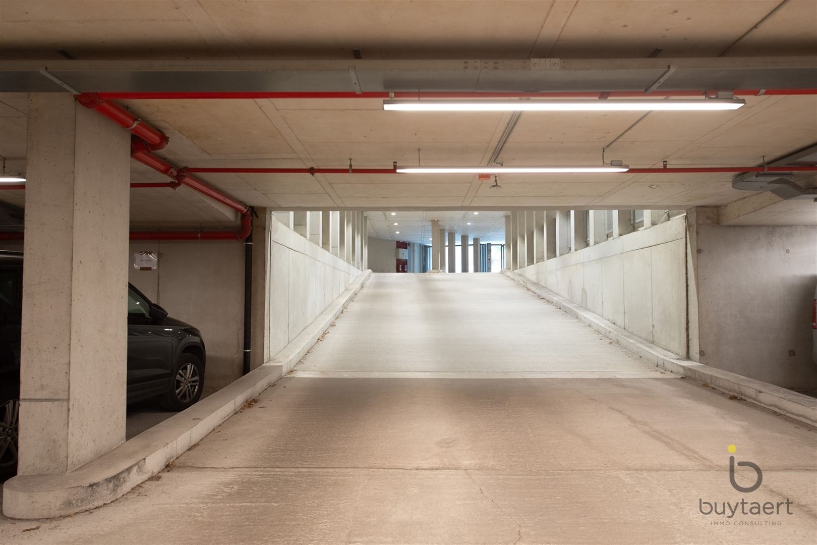 LICHTOVERGOTEN LOFT OP DE BOVENSTE VERDIEPING INGERICHT ALS KANTOOR OP DE KANAALSITE VAN AXEL VERVOORDT foto 27